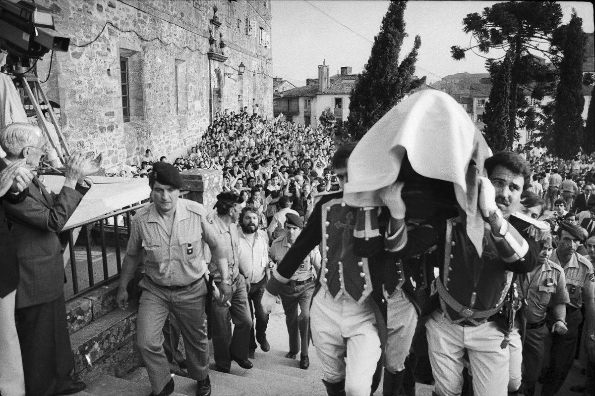 El féretro de Castelao entra en Bonaval entre aplausos y protestas.