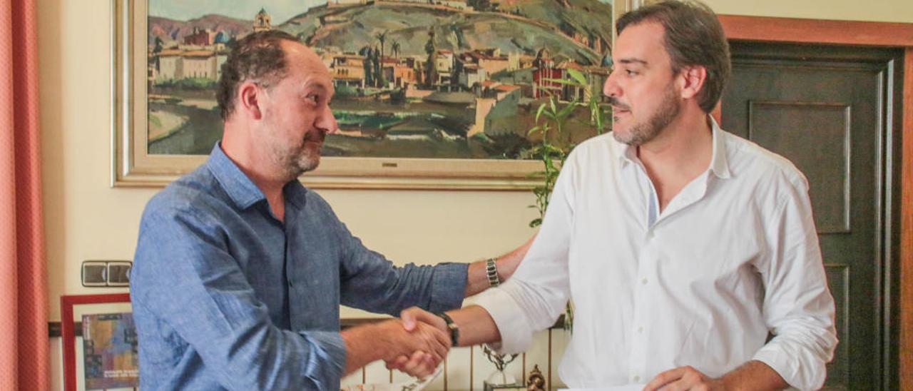 Bascuñana (PP) y López-Bas (Cs) se estrechan la mano tras firmar el pacto de gobernabilidad en 2015.