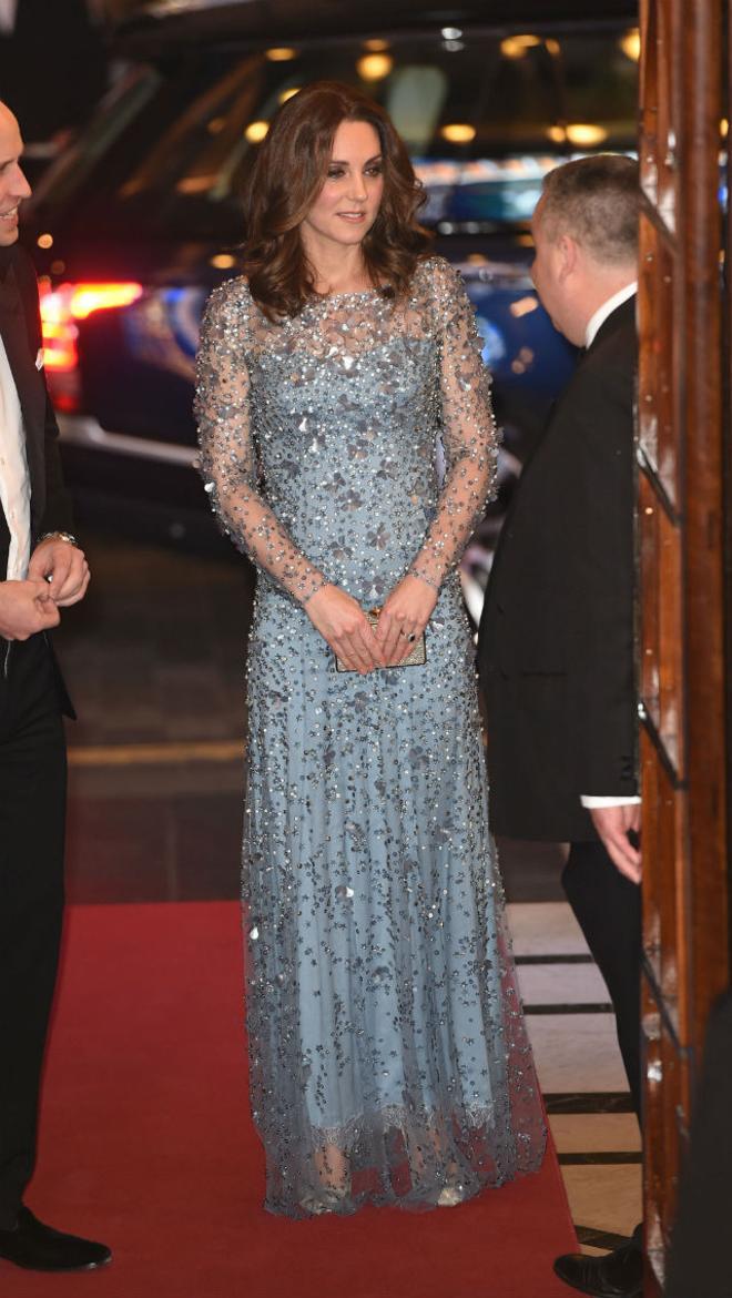 Kate Middleton con vestido cargado de brillos en color azul