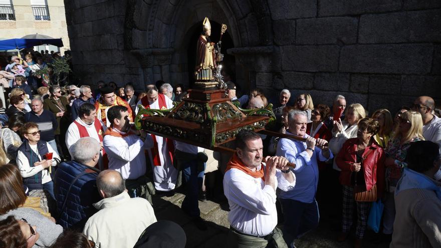 Un San Blas a lo grande con vino, tapas y música