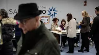 Tradiciones, dudas y decisiones de última hora: “Si lo sé vengo antes a votar porque Alegría ha pasado por aquí hace un rato”
