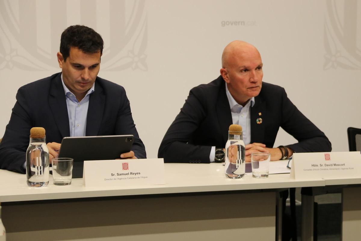 El director de la ACA, Samuel Reyes, junto al conseller de Acció Climàtica, David Mascort, durante una de las reuniones de las últimas semanas.