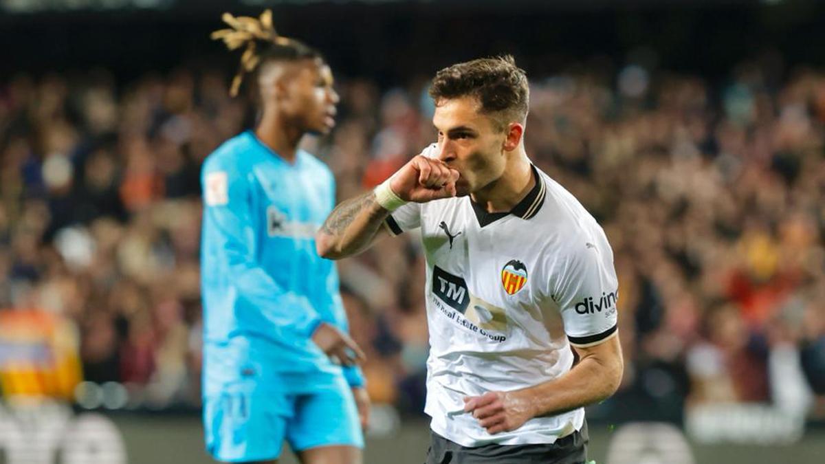 Hugo Duro celebra un gol contra el Athletic. Fuente: LaLiga.