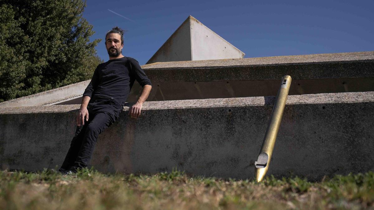 Carles Viarnès posa en el Zementiri junto a un tubo de hiperórgano