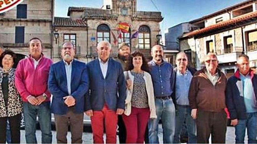 Nuria Peña, quinta por la derecha, durante la presentación de la candidatura independiente.