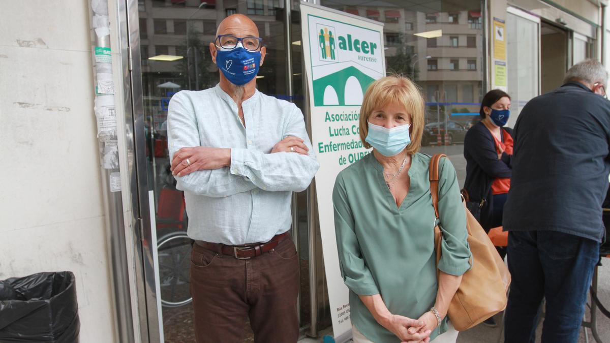 Fernando Loureiro y Angelines Quintela, a las puertas del CHUO. //IÑAKI OSORIO