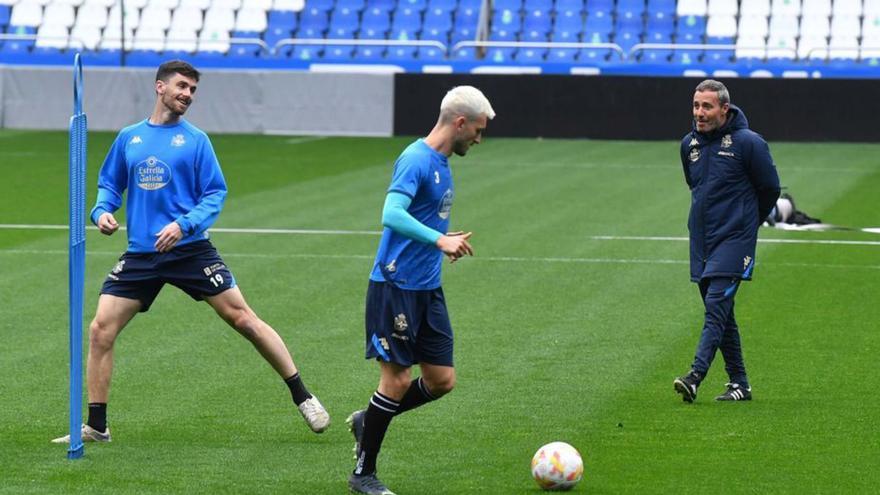 Óscar Cano, a la derecha, ayer en el estadio de Riazor. |  // VÍCTOR ECHAVE