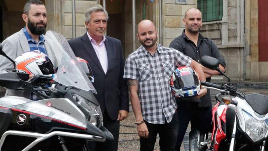 De izquierda a derecha, Alberto Hernández, Álvaro Muñiz, Marino González y José Ramón González, ayer, en la plaza Mayor.