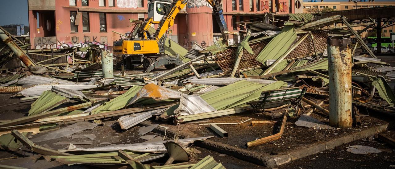 Adiós a la cubierta metálica de la antigua estación de guaguas de La Laguna para habilitar 100 aparcamientos