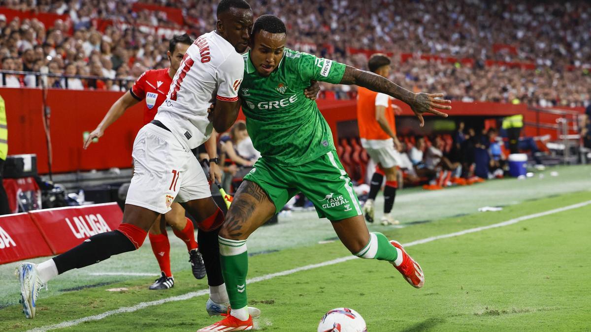Dodi Lukebakio y Natan de Souza, jugadores de Sevilla FC y Betis, en acción durante el último derbi en el Ramón Sánchez-Pizjuán.