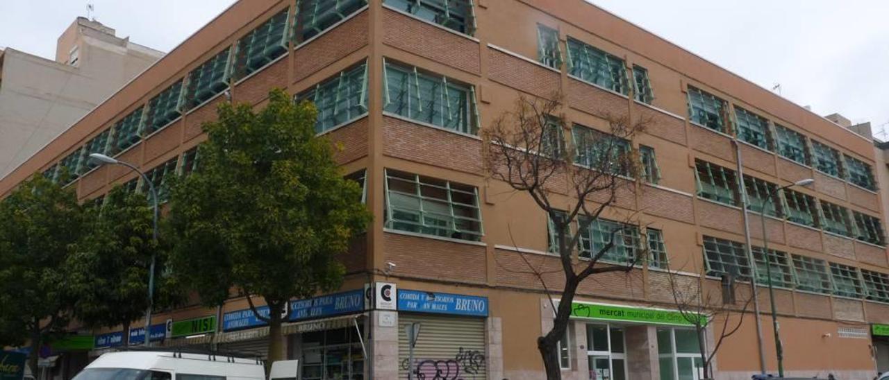 Las oficinas de la Policía Local del Camp Redó se sitúan en la primera planta del edificio del mercado.