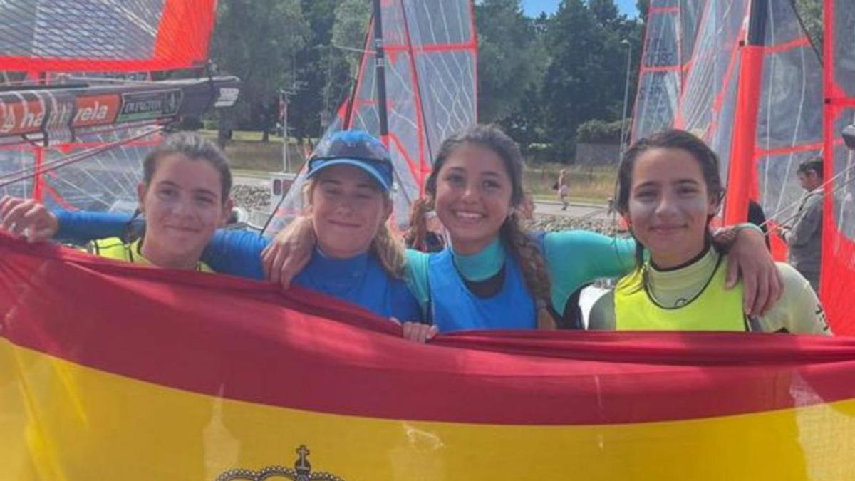 Las ‘Martinas’, en el centro, posan con la bandera española en Dinamarca.  | | LP/DLP