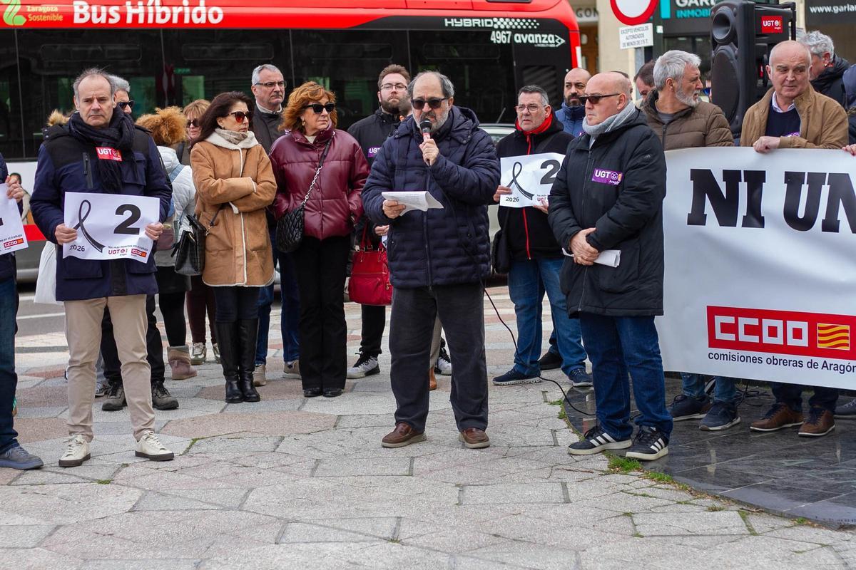 La protesta de UGT y CCOO, este viernes en Zaragoza, para denunciar la muerte de dos personas en el trabajo en menos de 48 horas.