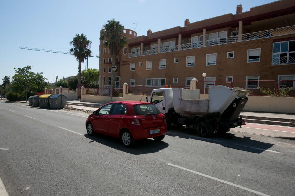 Los trabajadores han sido trasladados al hospital, dos con traumatismos en las piernas y otros dos con contusiones