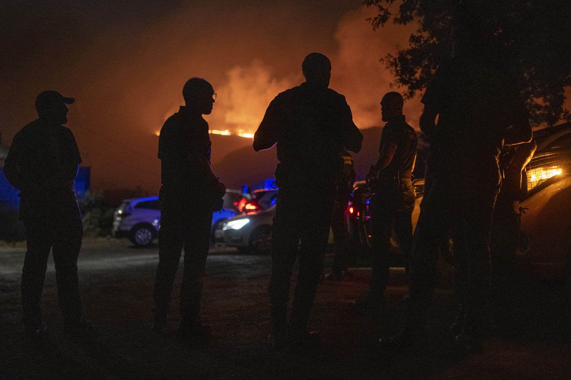 Vecinos y agentes durante la noche del miércoles al jueves, en el incendio de O Irixo, Dozón y Lalín