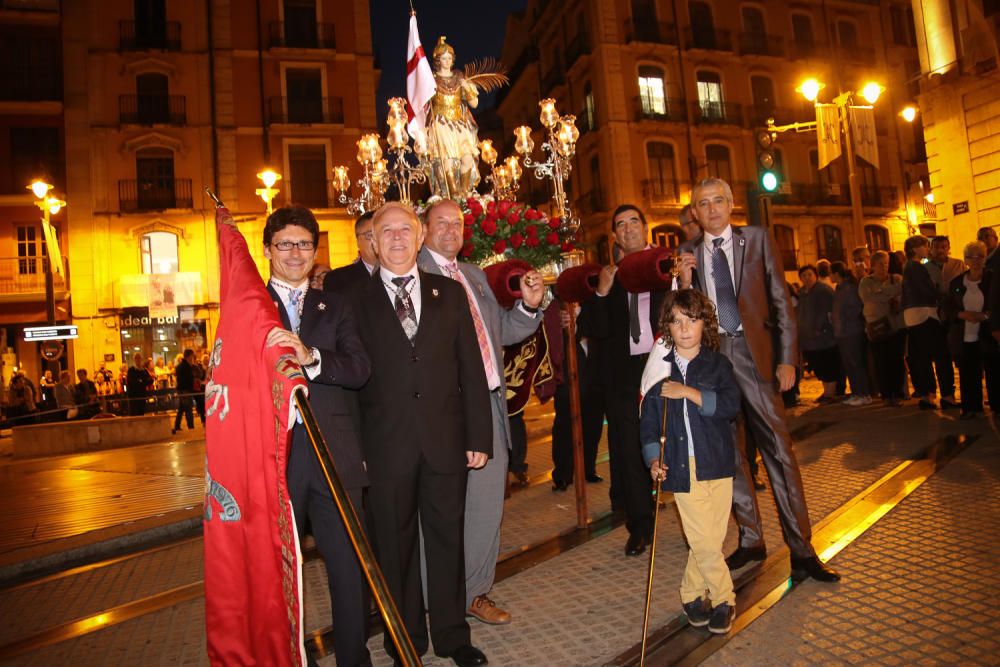 Alcoy muestra su devoción a la Virgen de los Lirios con miles de flores.