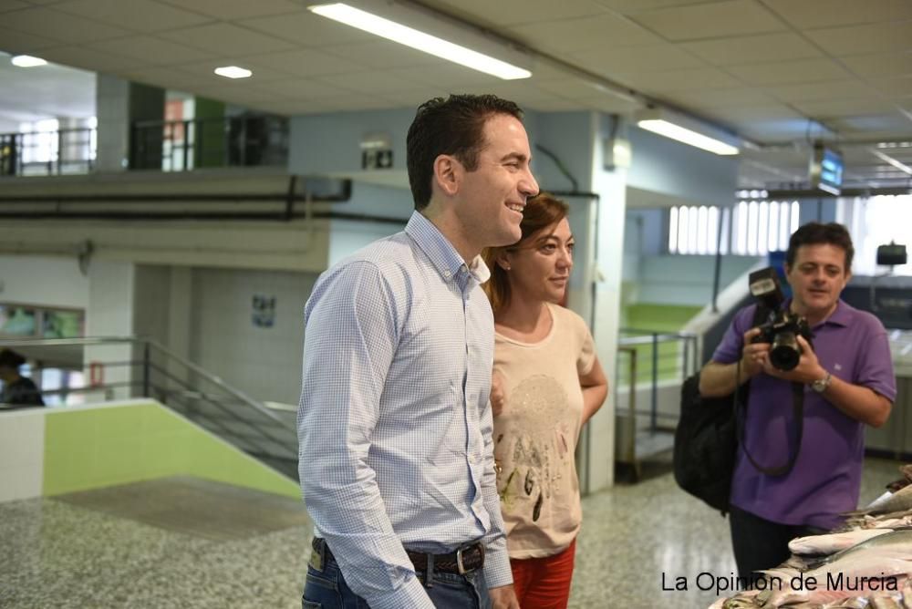 Teodoro García pidiendo el voto en el mercado Saav