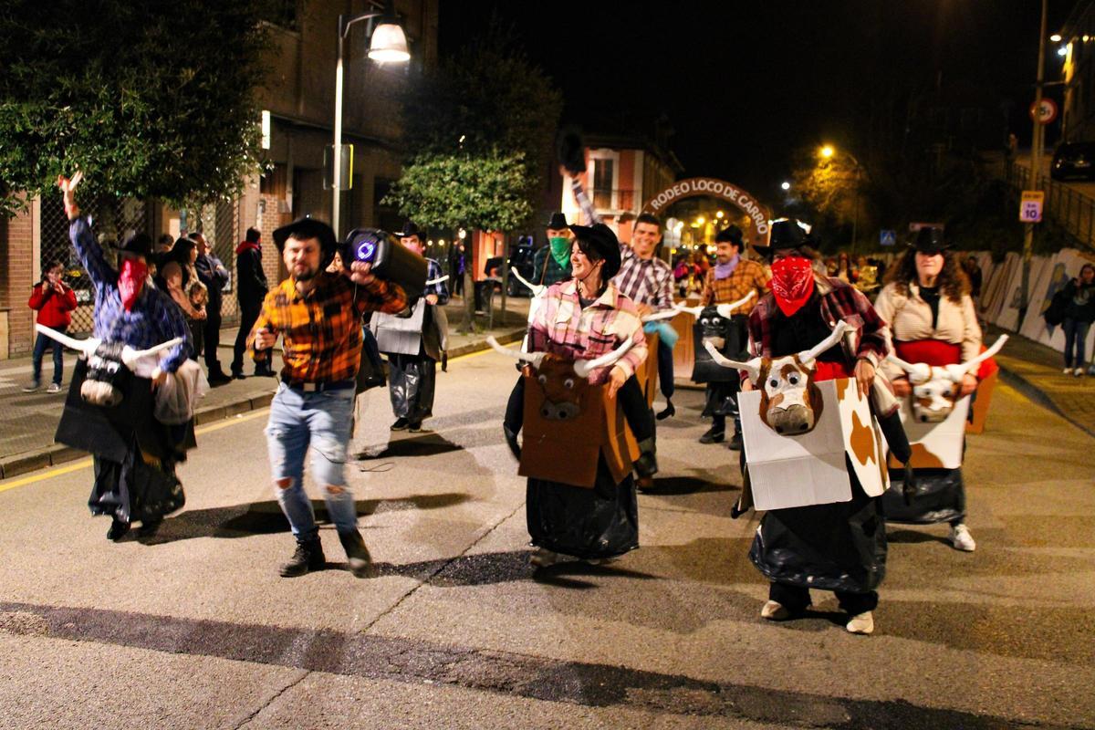 Participantes en un desfile de Antroxu en Laviana