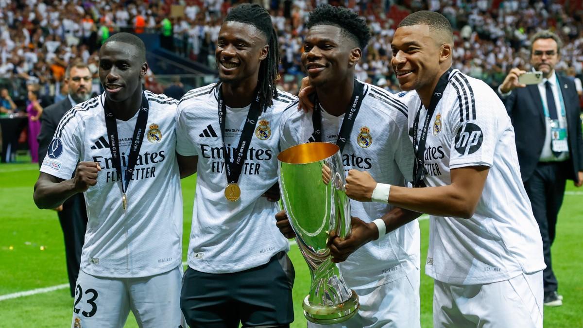 Mbappé, Tchouameni, Camavinga y Mendy con el trofeo de la Supercopa de Europa