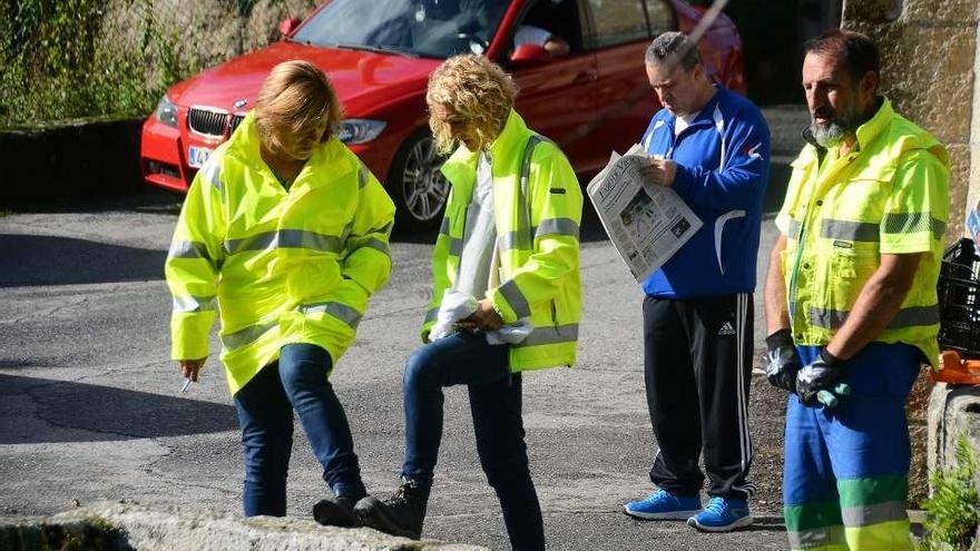 Residuos sin concretar, ayer a mediodía en la playa de A Congorza. // G.Núñez