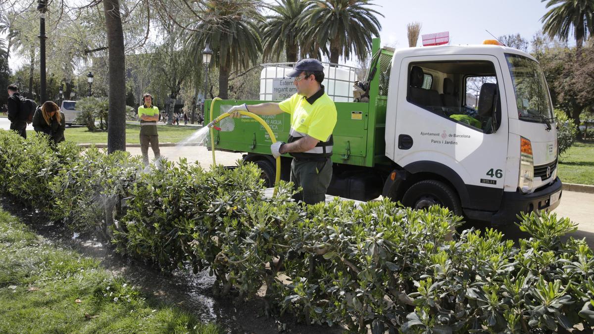 Riego en un jardín de Barcelona.