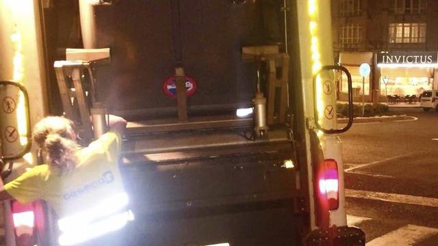 Una operaria del servicio durante la recogida.  |