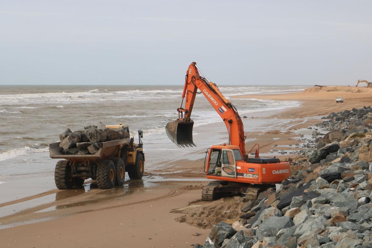 20/02/2026 Obras en Matalascañas.. El Ayuntamiento de Almonte (Huelva) ha subrayado este viernes que continúa las obras que se están ejecutando en el paseo marítimo de Matalascañas, con el objetivo de que "estén finalizadas antes de la temporada estival" y señala que, "a día de hoy, no existe ninguna propuesta formal presentada por el Ministerio sobre esta actuación", por lo que ha pedido "soluciones ejecutables". ANDALUCÍA ESPAÑA EUROPA HUELVA SOCIEDAD AYUNTAMIENTO DE ALMONTE