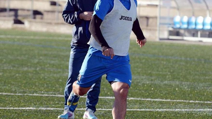 Mouriño golpea el balón en presencia de Luisito en un entrenamiento de esta temporada. // R. Vázquez