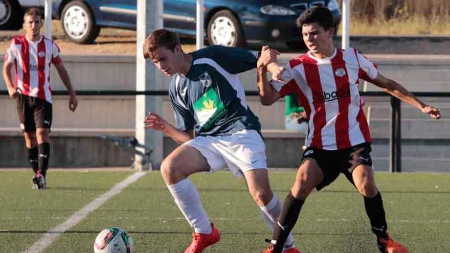 Un juvenil zamorano comete falta sobre un rival.