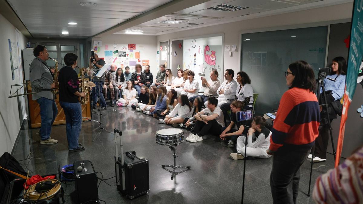 Los niños del Psiquiátrico y los alumnos de la Escuela Municipal de Música de Palma el día del concierto.