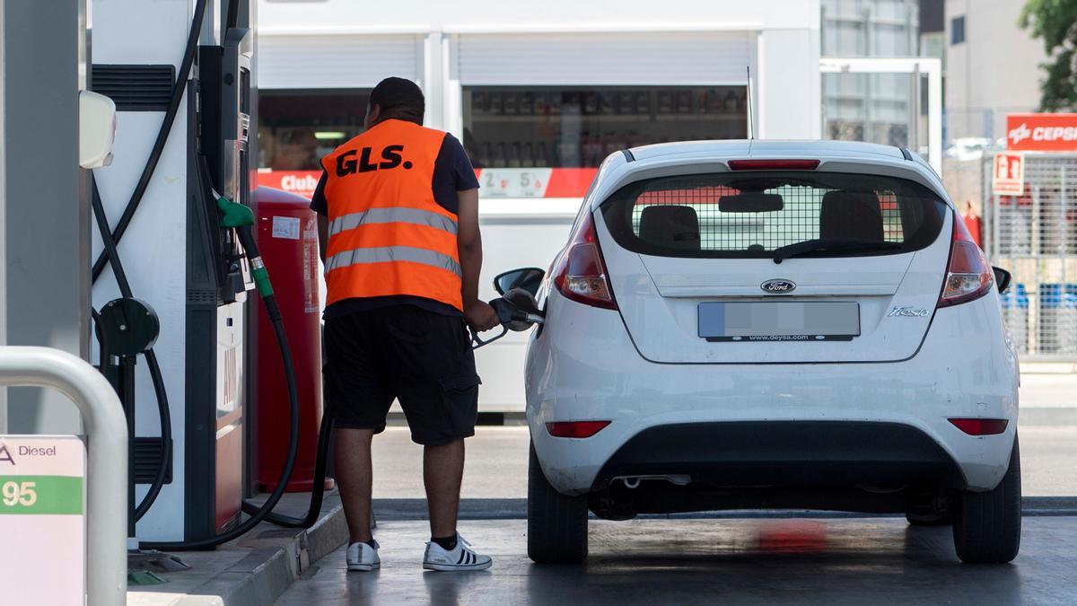 Un hombre reposta en una gasolinera