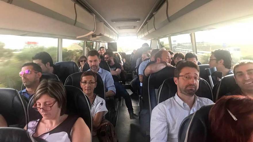 Integrantes de la delegación asturiana, en el autobús, camino del congreso federal de Madrid.