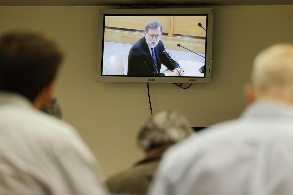 Una pantalla en la sala de prensa muestra al expresidente del Gobierno Mariano Rajoy durante su declaración como testigo en el juicio del caso Kitchen.