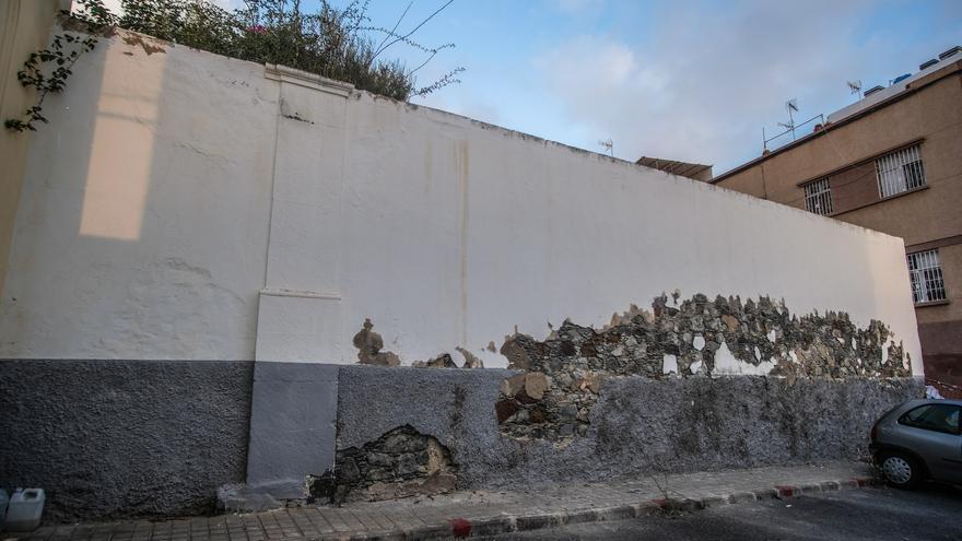 La comunidad anglicana solicita ayuda para mantener el cementerio inglés