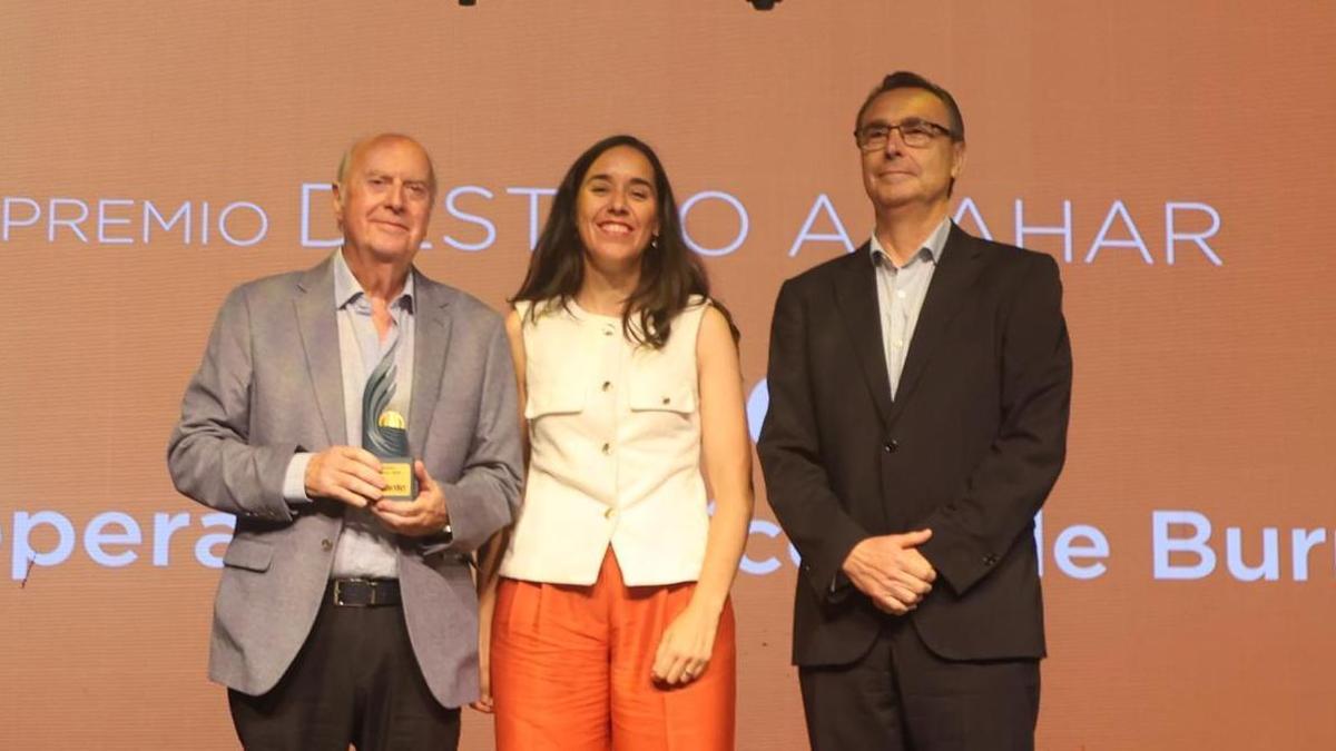 Eduardo Salas, presidente de Naturem; Sofia Basterra, directora de comunicación de MSC Cruceros; y Juan Vicente Moros, director de Naturem.