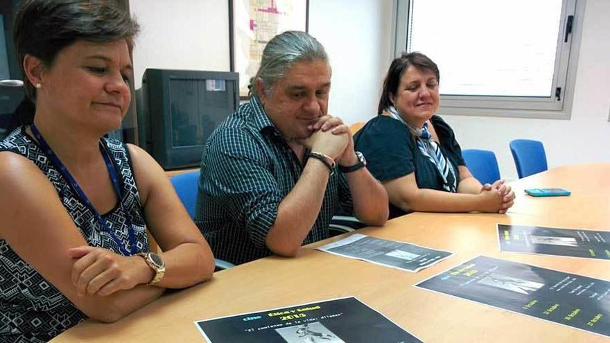 Rosa Mesa, secretaria del comité de ética; Ricardo de Dios, y Amalia Franco, ayer, en el Hospital de Jarrio.