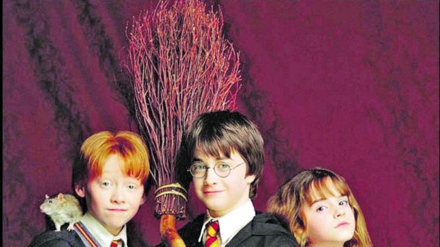 Rupert Grint, Daniel Radcliffe y Emma Watson, en una imagen promocional de ‘Harry Potter y la piedra filosofal’ (2001). |  WARNER BROS