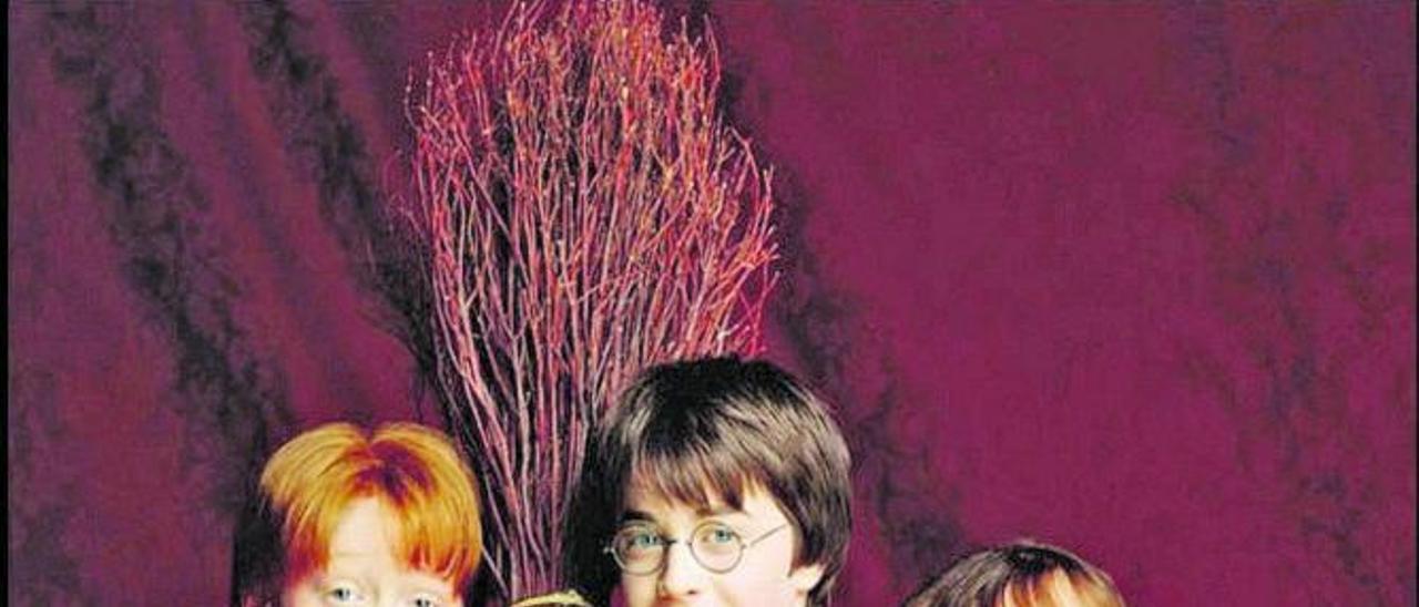 Rupert Grint, Daniel Radcliffe y Emma Watson, en una imagen promocional de ‘Harry Potter y la piedra filosofal’ (2001). |  WARNER BROS