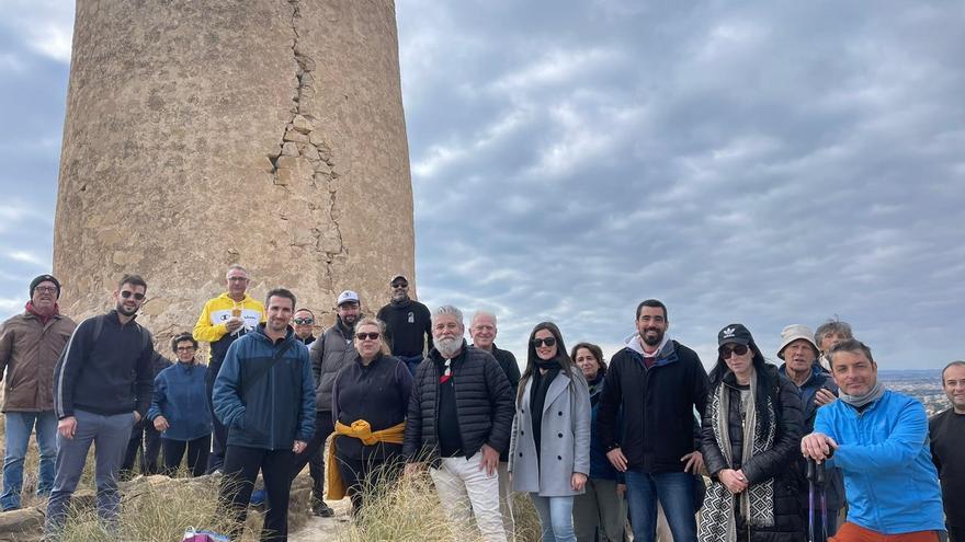 Medio centenar de personas exigen salvar la Torre de Reixes