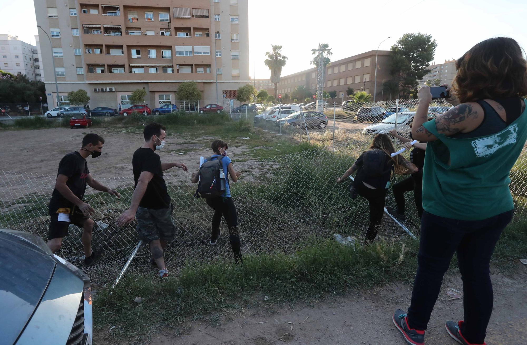 Protesta de los vecinos de Benimaclet contra el vallado de solares ocupados