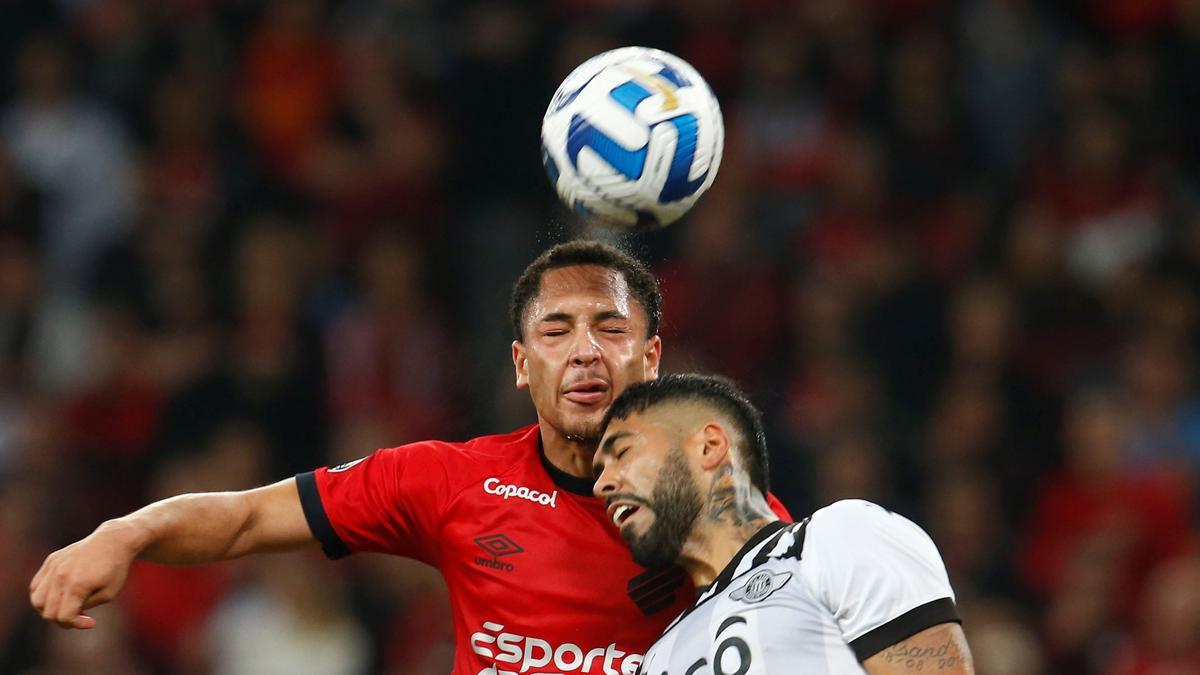 Athletico Paranaenese - Libertad Vitor Roque se anticipa a Alexander Barboza, del Libertad.