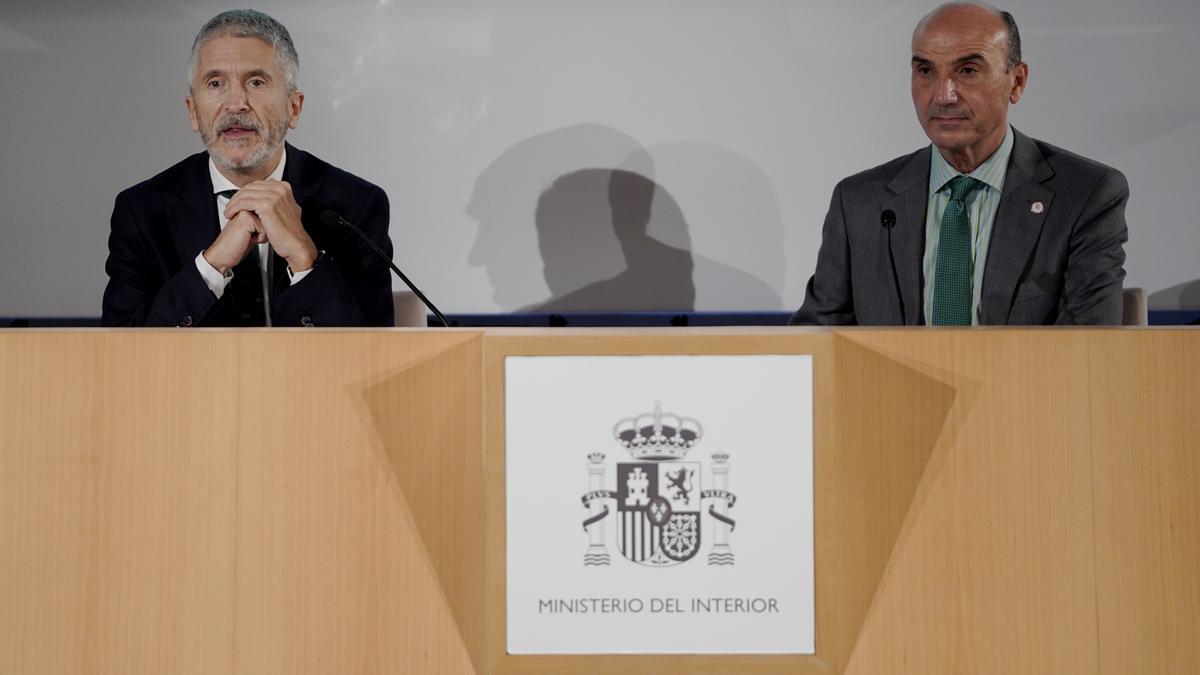 El ministro de Interior, Fernando Grande-Marlaska, acompañado por el director del Centro de Inteligencia contra el Terrorismo y el Crimen Organizado (CITCO), Manuel Navarrete.