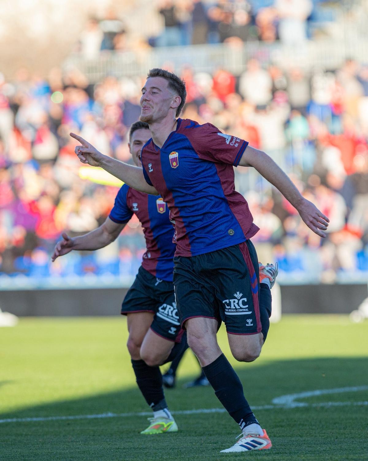 Floris Smand celebra el gol que dio los tres puntos al Eldense.