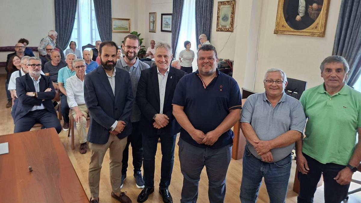 Por la izquierda, Carlos Díaz; el alcalde de Tapia, Pedro Fernández; Enrique Plaza, Adolfo García, Manuel Jesús González y Jesús Muñiz, en el salón de plenos del Ayuntamiento.