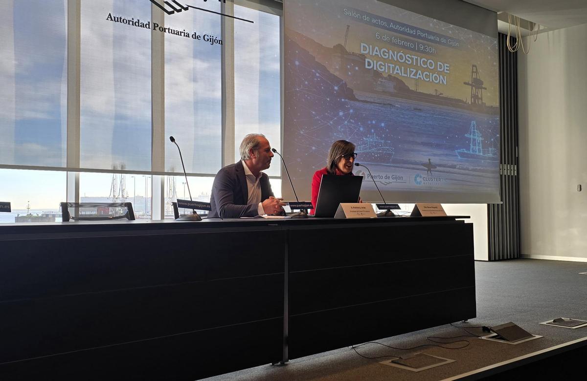 Nieves Roqueñí, durante su intervención, con el presidente del Cluster TIC, José Arias, a su lado.