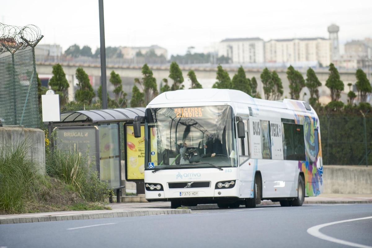 Un autobús de la línea entre Meicende y Arteixo.