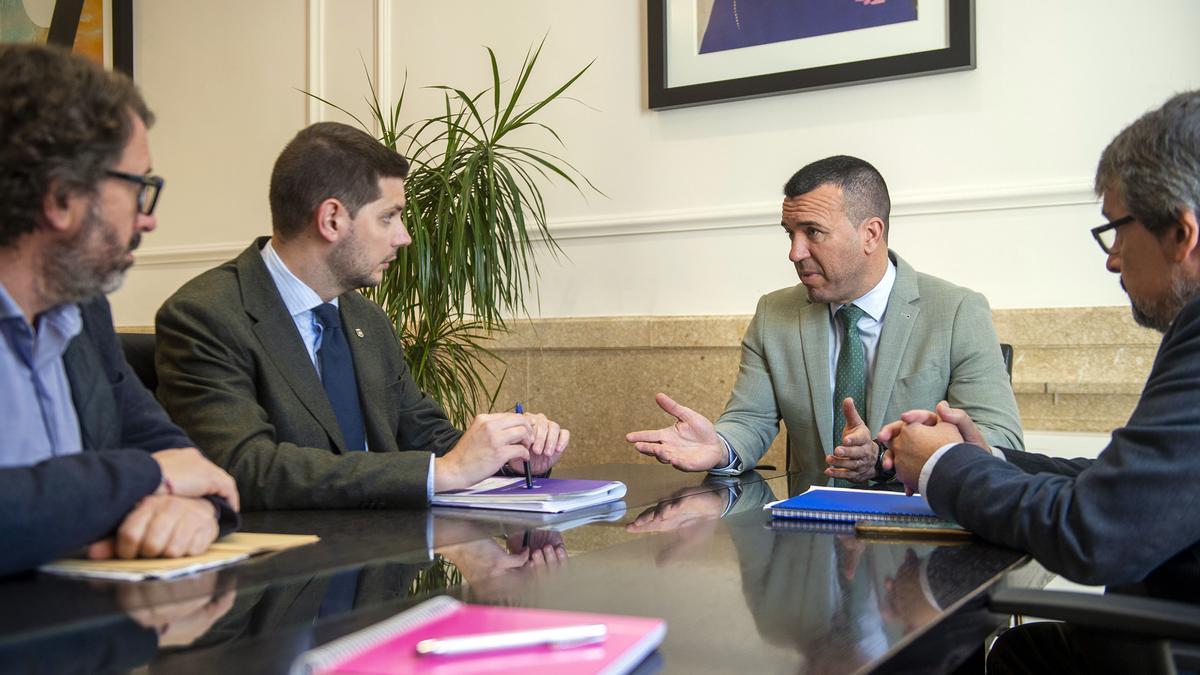 José Manuel Prieto y Vicent Mompó, en el centro, durante la reunión que ambos han manenido esta mañana en el Palau de la Batlia de València.