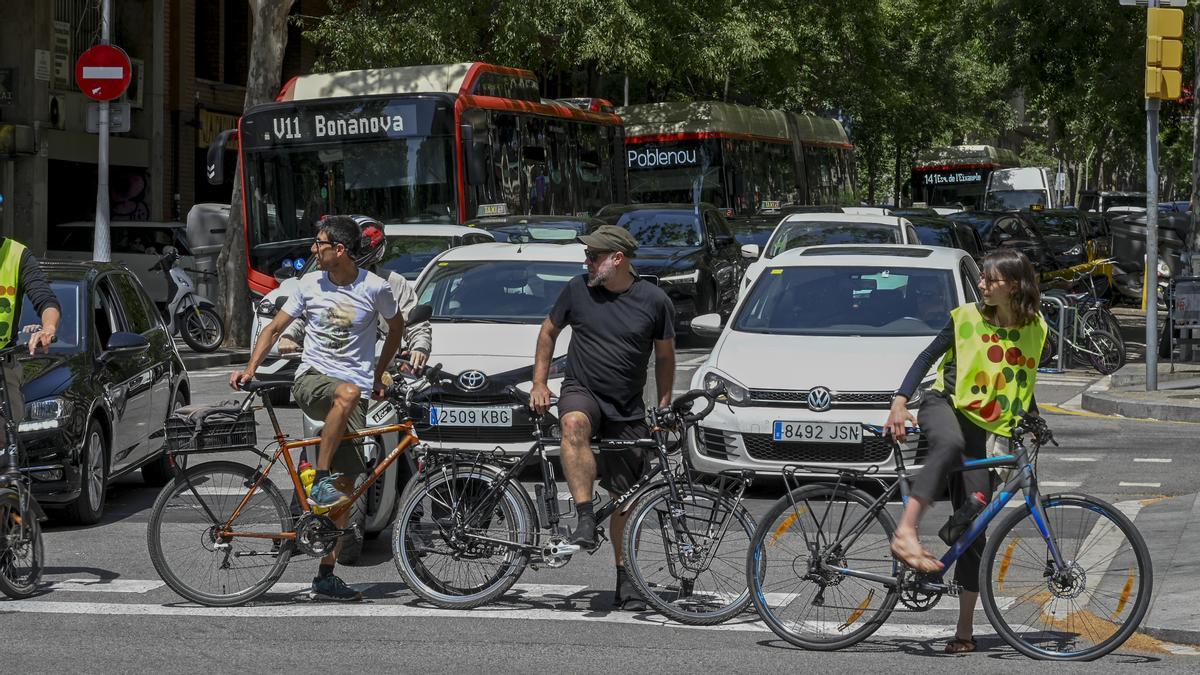 Voluntarios bloqueando la calle de Villarroel para facilitar el paso de los ciclistas 