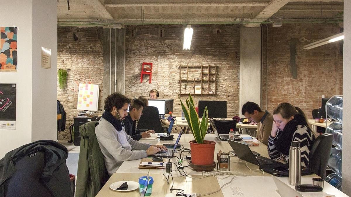 La mesa del salón es ahora el coworking de niños y mayores: cómo