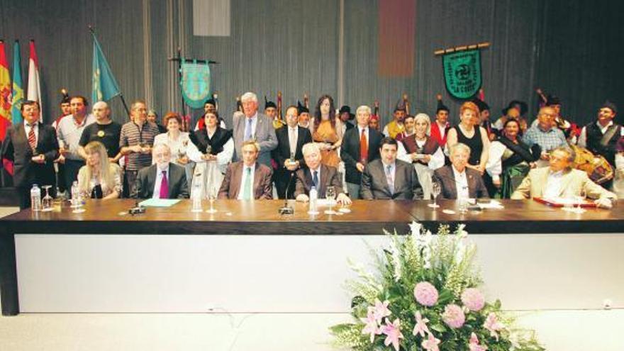 En segunda fila, de pie, los galardonados con los premios «Urogallo de bronce».